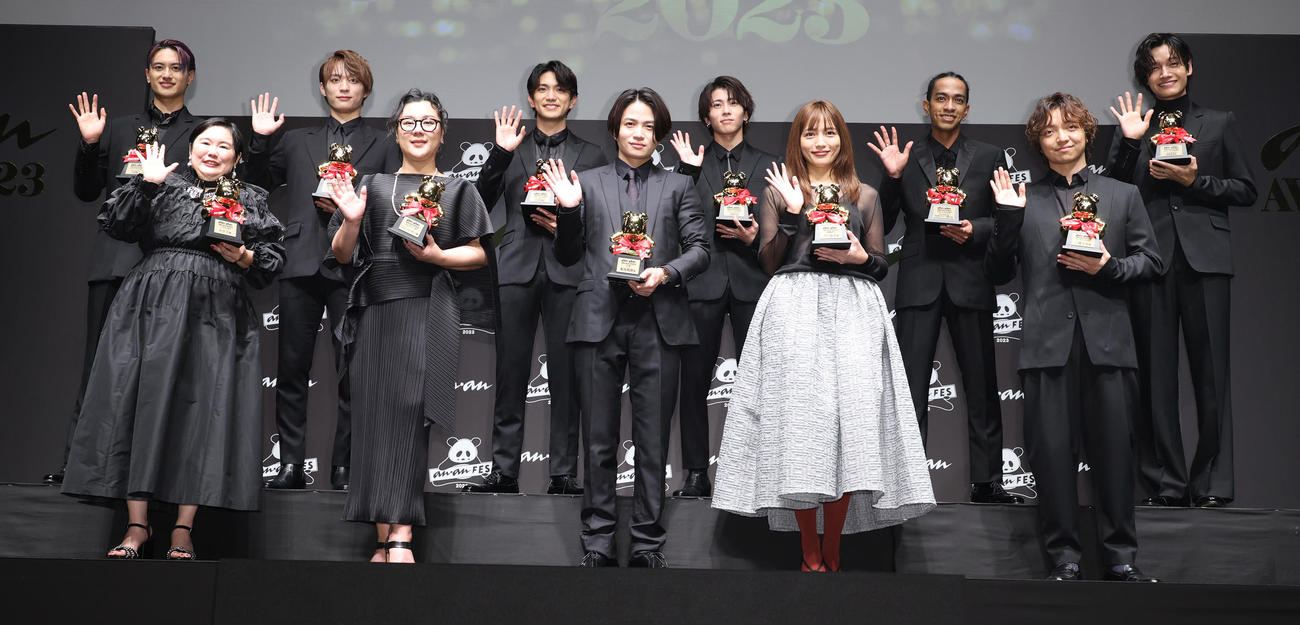 「anan AWARD 2023」を受賞した、前列左からやす子、ジェーン・スー氏、Sexy Zone菊池風磨、川口春奈、三浦大知、後列左からAぇ！group。小島健、福本大晴、正門良規、末澤誠也、草間リチャード敬太、佐野晶哉（撮影・中島郁夫）