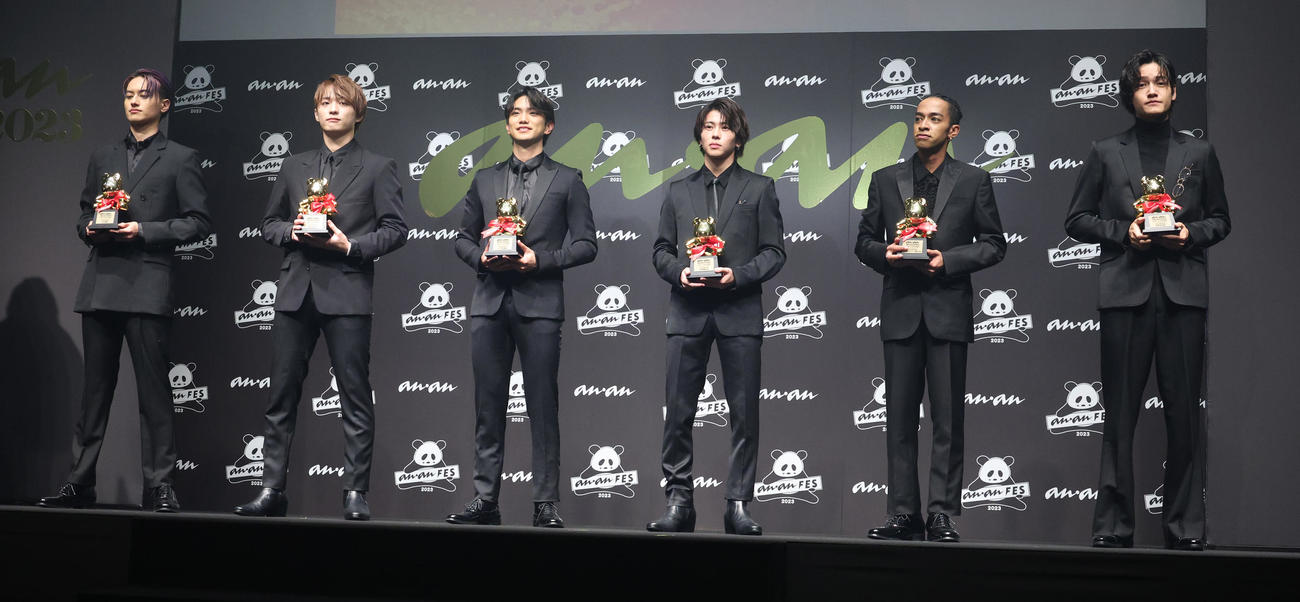 「anan AWARD 2023」を受賞したAぇ！group。左から小島健、福本大晴、正門良規、末澤誠也、草間リチャード敬太、佐野晶哉（撮影・中島郁夫）