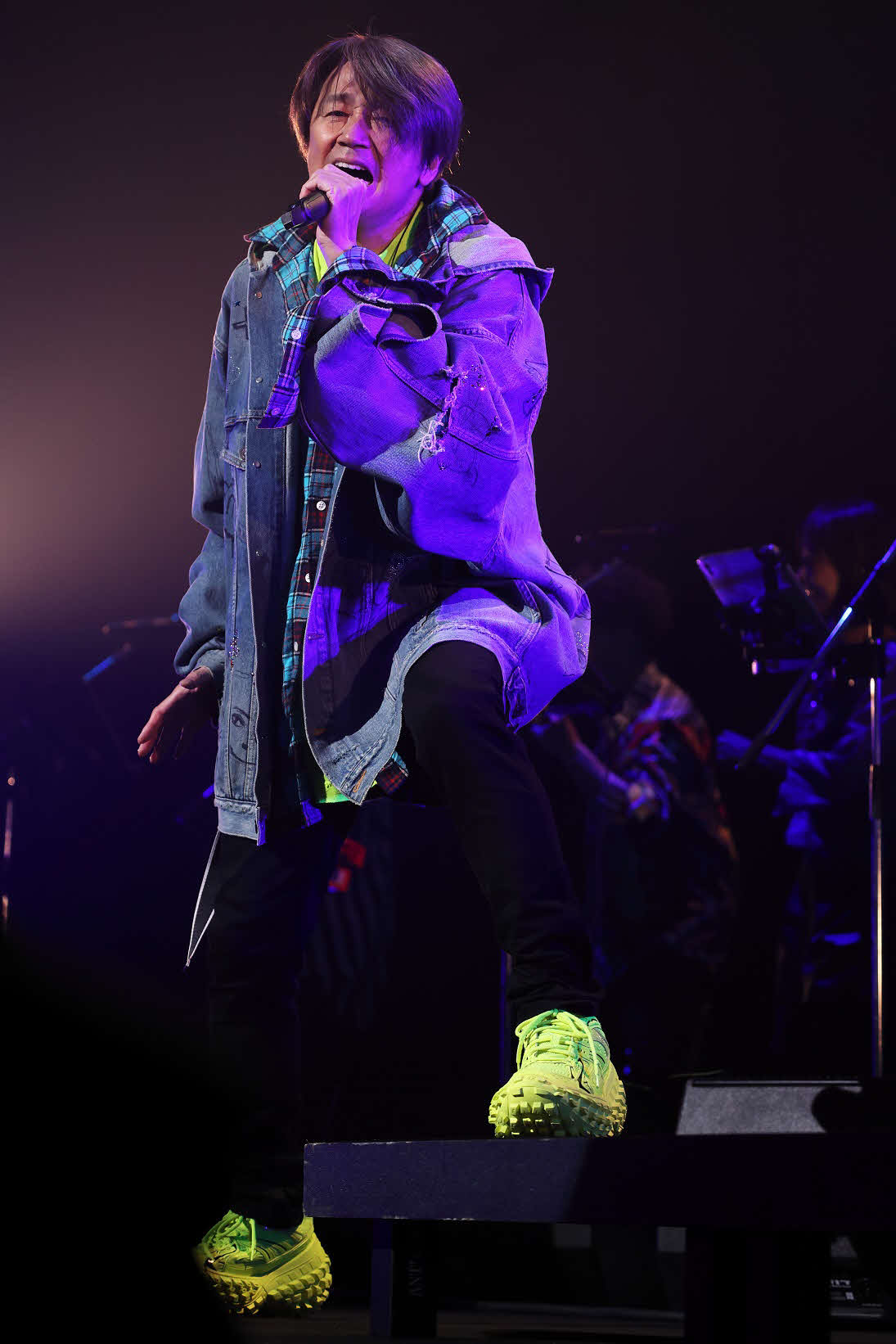 「Masahiko Kondo KANREKI DASH M5K9 LIVE TOUR 2023－2024」で熱唱する近藤真彦