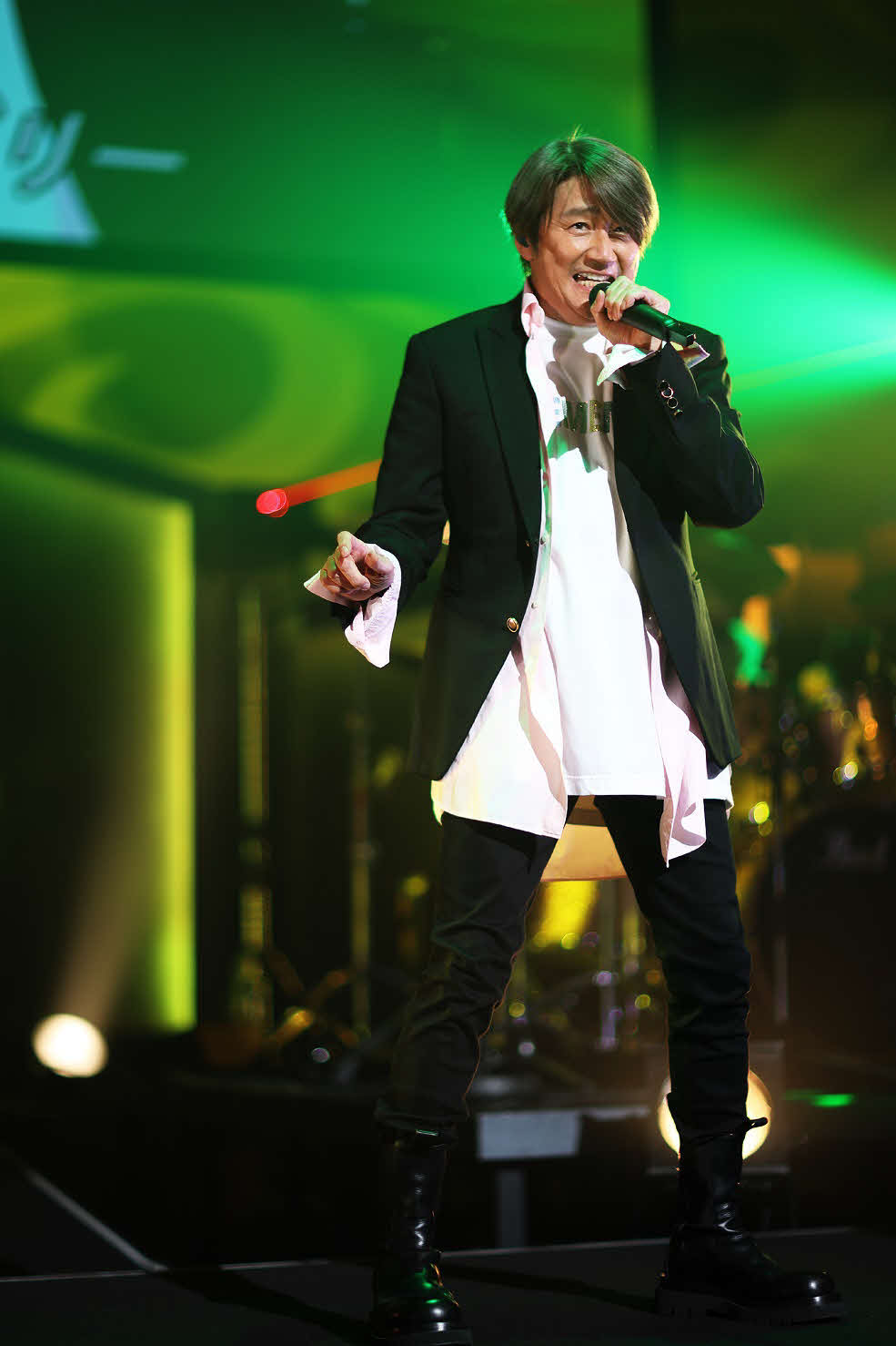 「Masahiko Kondo KANREKI DASH M5K9 LIVE TOUR 2023－2024」で熱唱する近藤真彦