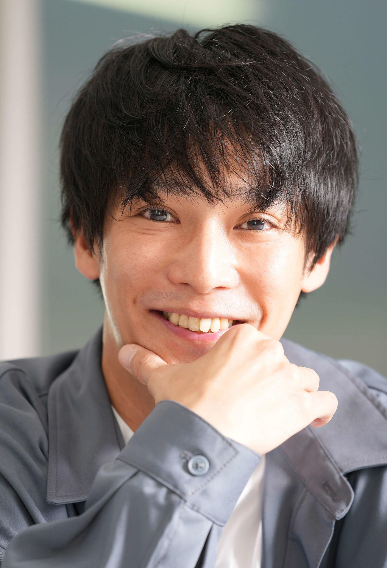 「目の前にある仕事にとにかく全力投球」と目を輝かせる味方良介。舞台、映画、ドラマと今後の活躍が期待される（撮影・たえ見朱実）