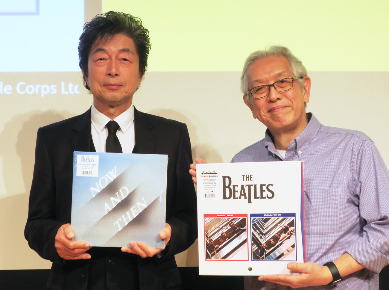 「imagine studio2023　ザ・ビートルズ　ラストソングと新たな聖典　赤と青のヒミツ」イベントで写真に納まる中村雅俊（左）と萩原健太氏