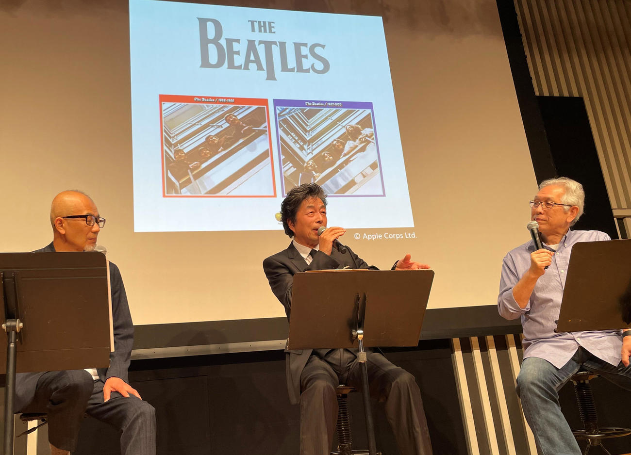 「imagine studio2023　ザ・ビートルズ　ラストソングと新たな聖典　赤と青のヒミツ」イベントで。左から、ニッポン放送上柳昌彦アナウンサー、中村雅俊、萩原健太氏