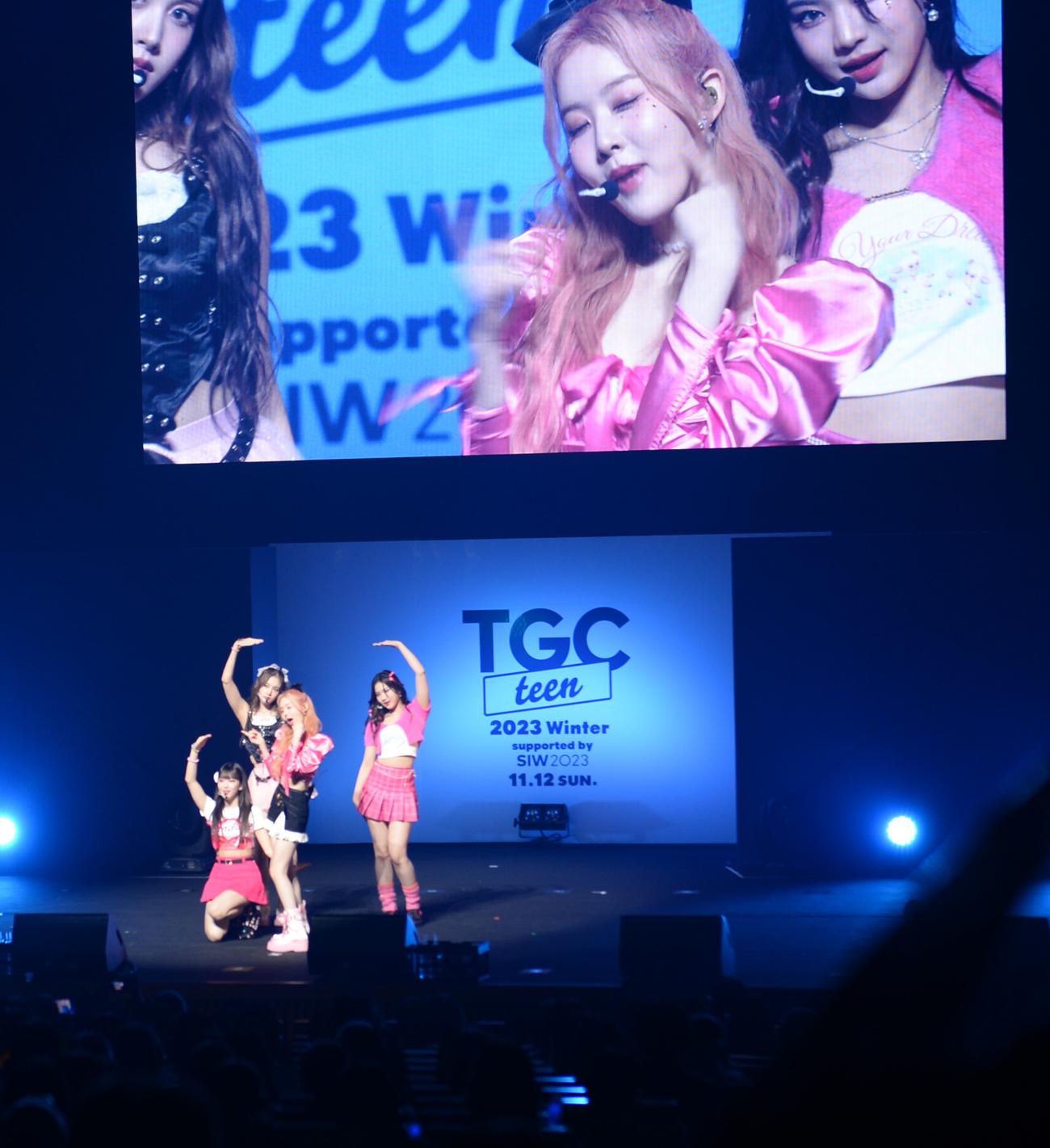 「TGC teen」で歌唱するSTAYC