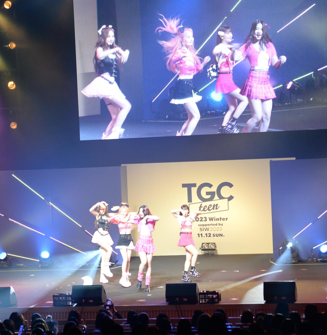 「TGC teen」で歌唱するSTAYC