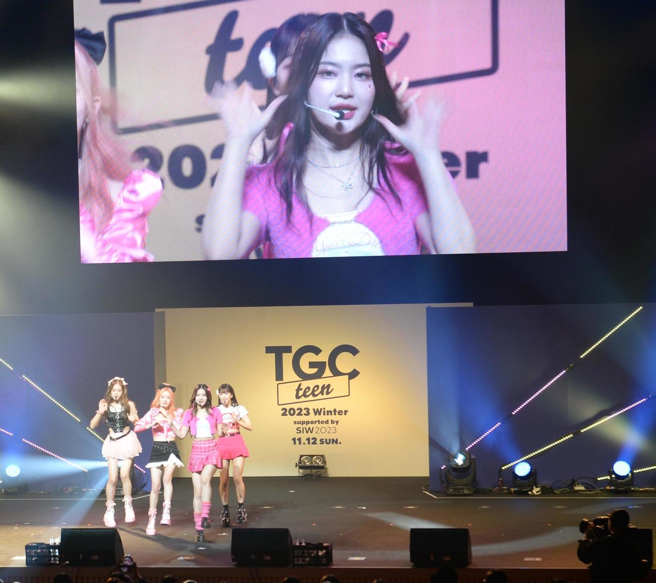 「TGC teen」で歌唱するSTAYC