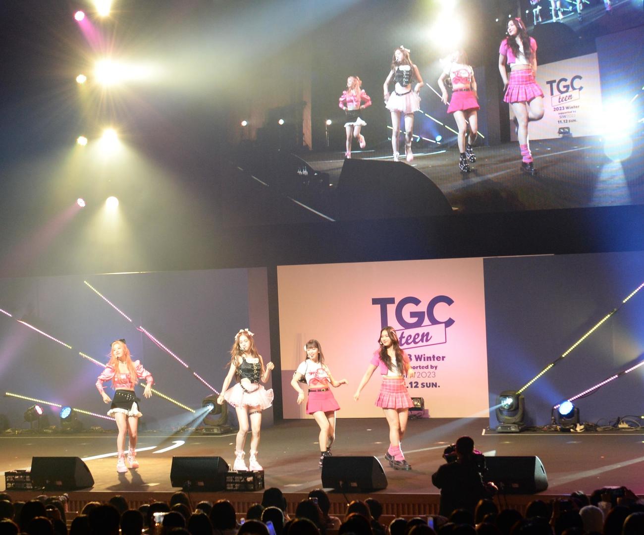 「TGC teen」で歌唱するSTAYC