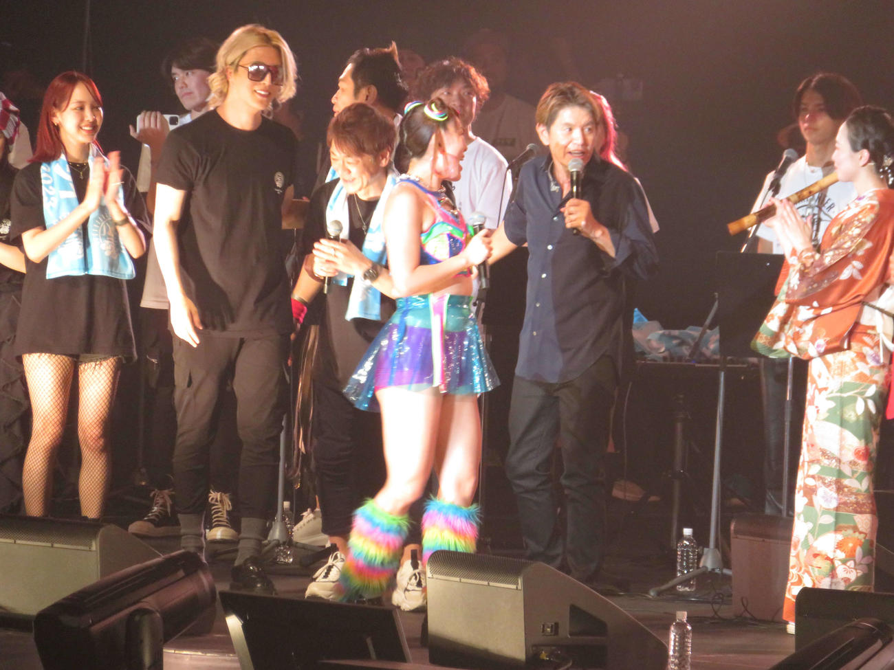 「八王子ダマシイ　Festival＆Carnival 2023」に出演した左から飯窪春菜、ROLAND、フワちゃん、ヒロミ。右から2人目が西城秀樹さんの長男・木本慎之介さん