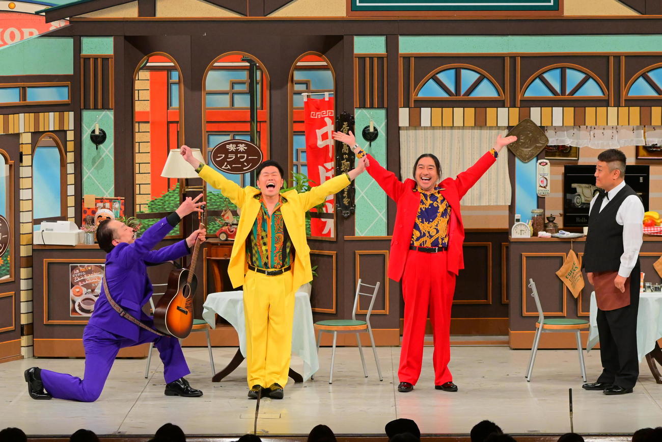 烏川耕一の記念公演にゲスト出演したトータス松本（左から3人目）