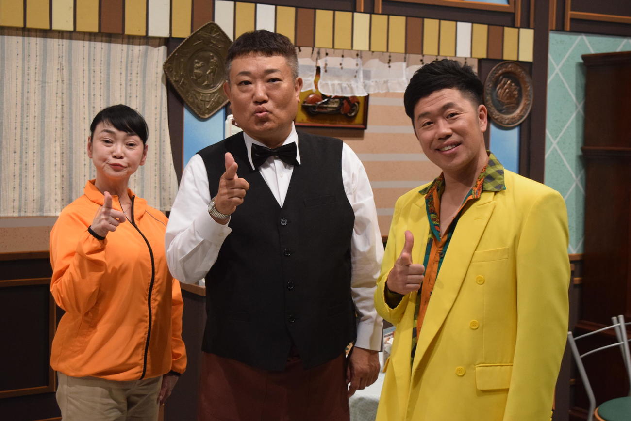 芸能生活31周年記念公演を開催した烏川耕一と未知やすえ（左）、吉田裕（右）（撮影・阪口孝志）