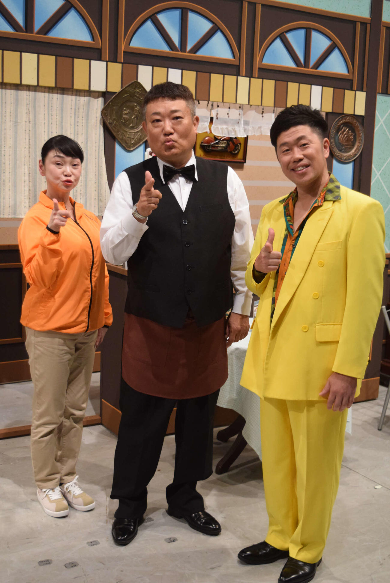 芸能生活31周年記念公演を開催した烏川耕一と未知やすえ（左）、吉田裕（右）（撮影・阪口孝志）