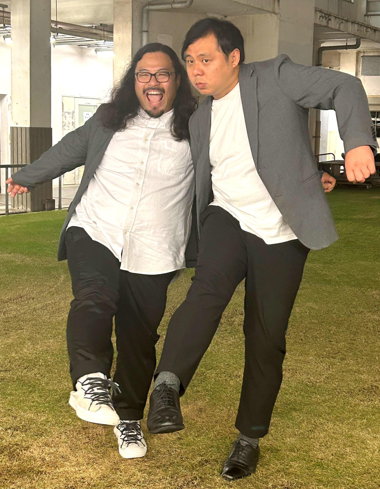 学生時代に2人が取り組んでいたサッカーのシュートのポーズをするカゲヤマのタバやん。（左）と益田康平