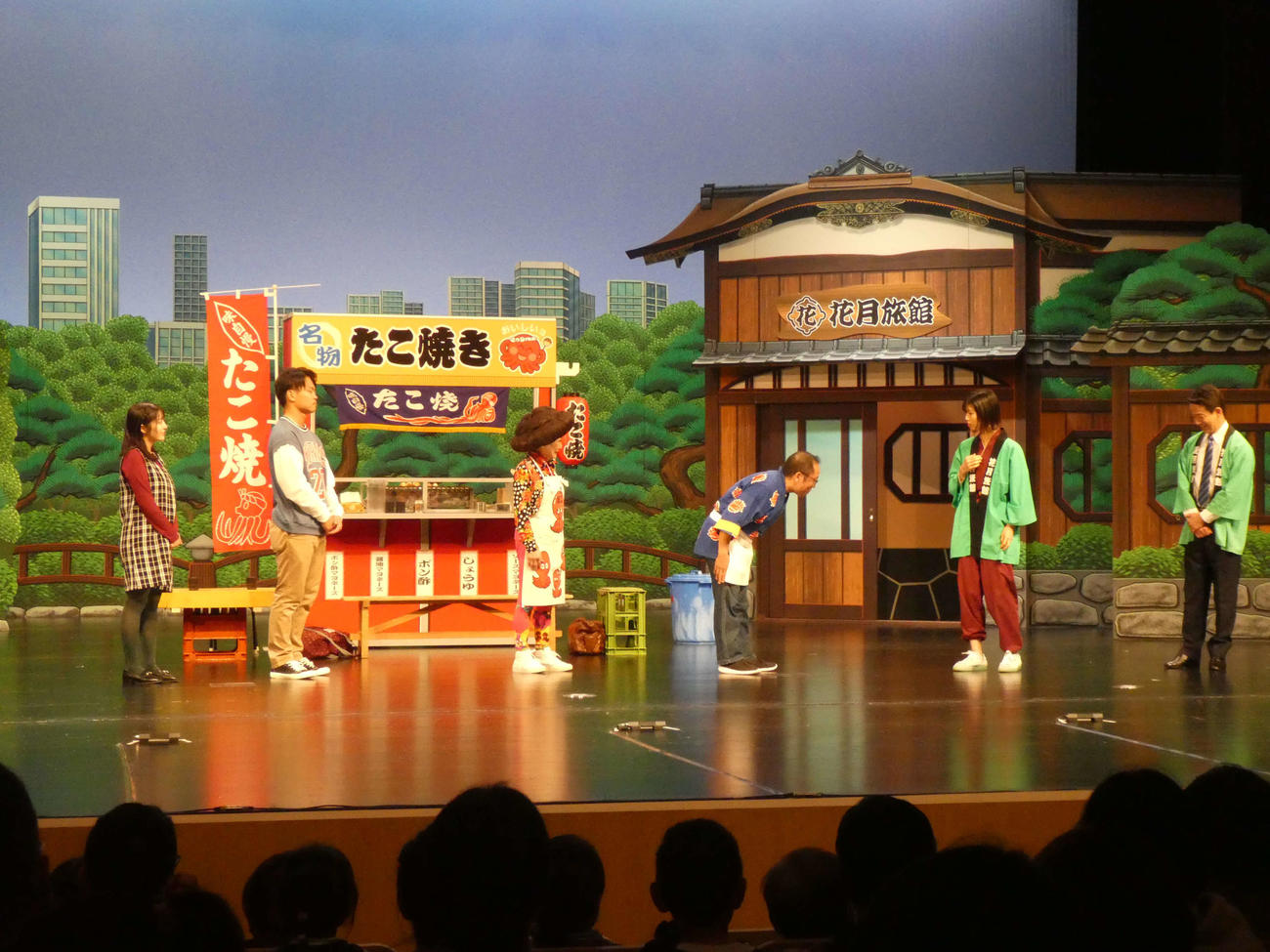 「第9回上海コメディフェスティバル」で上演した吉本新喜劇の様子
