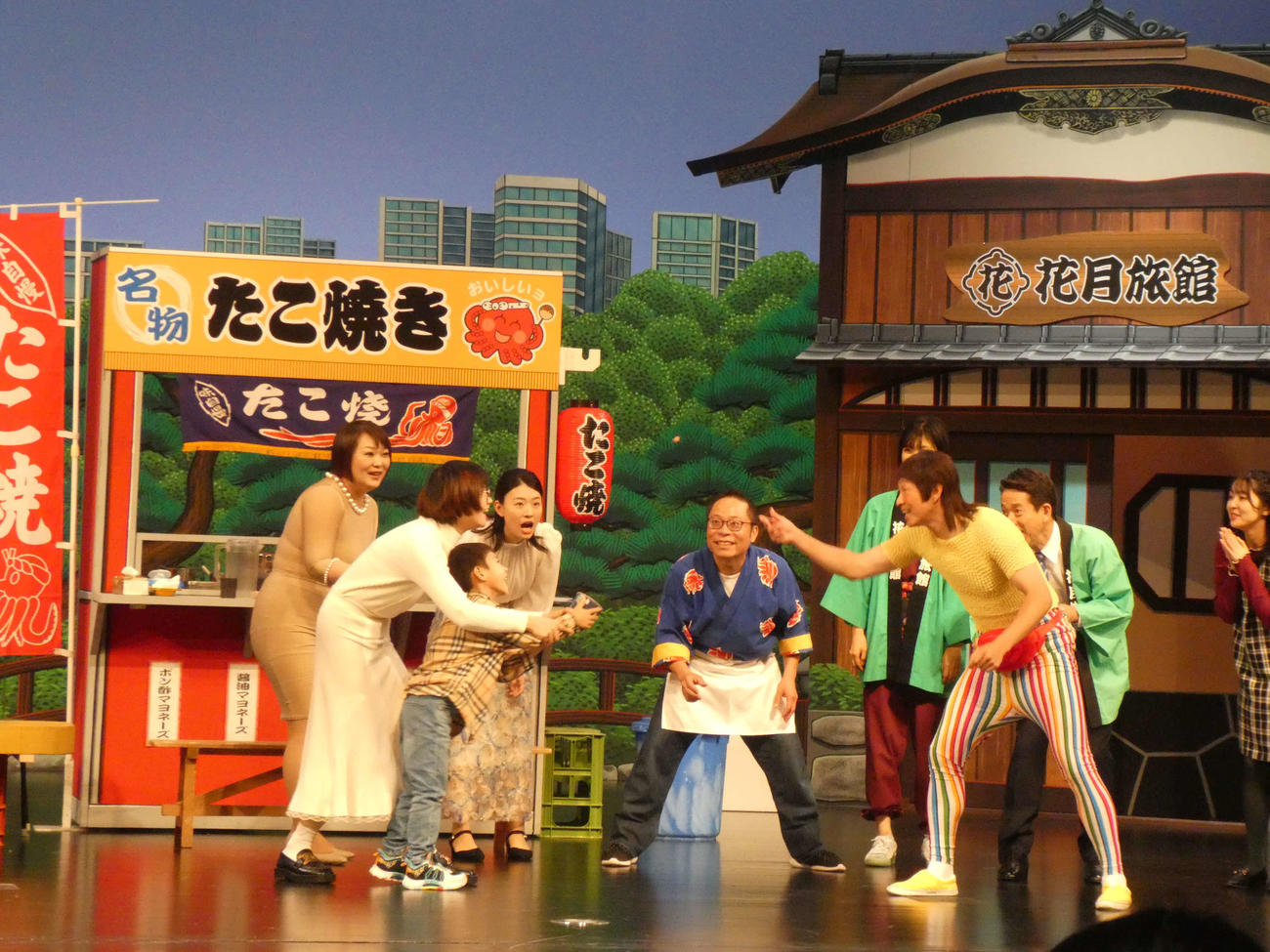 「第9回上海コメディフェスティバル」で上演した吉本新喜劇の様子
