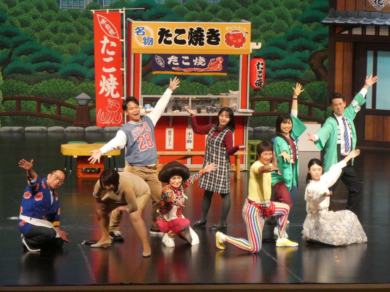 「第9回上海コメディフェスティバル」で上演した吉本新喜劇の様子
