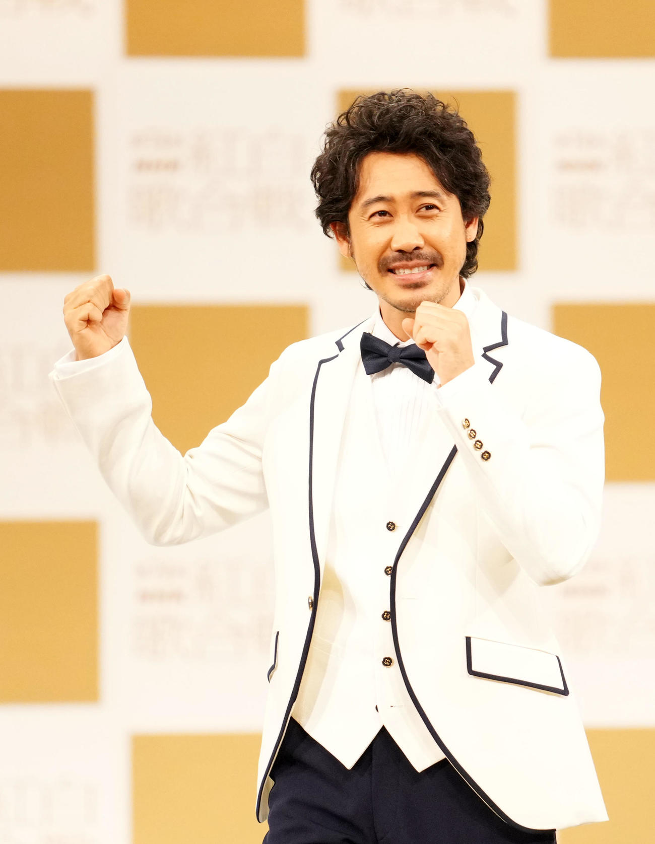 歌っている姿をイメージしてポーズを決める大泉洋（撮影・横山健太）