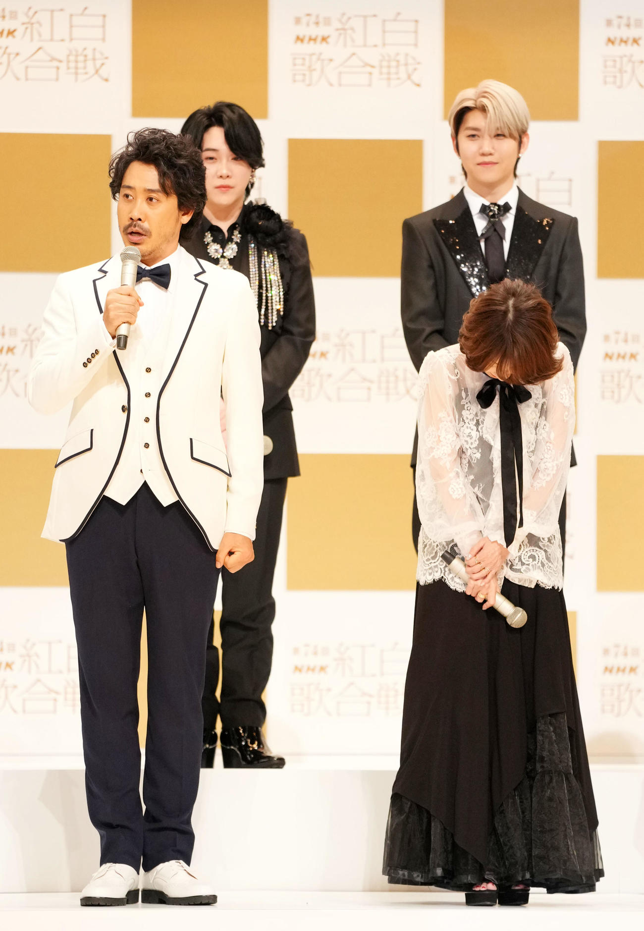 緊張した面持ちで初出場の喜びを語る大泉洋（手前左）の横で笑いをこらえる伊藤蘭（同右）（撮影・横山健太）