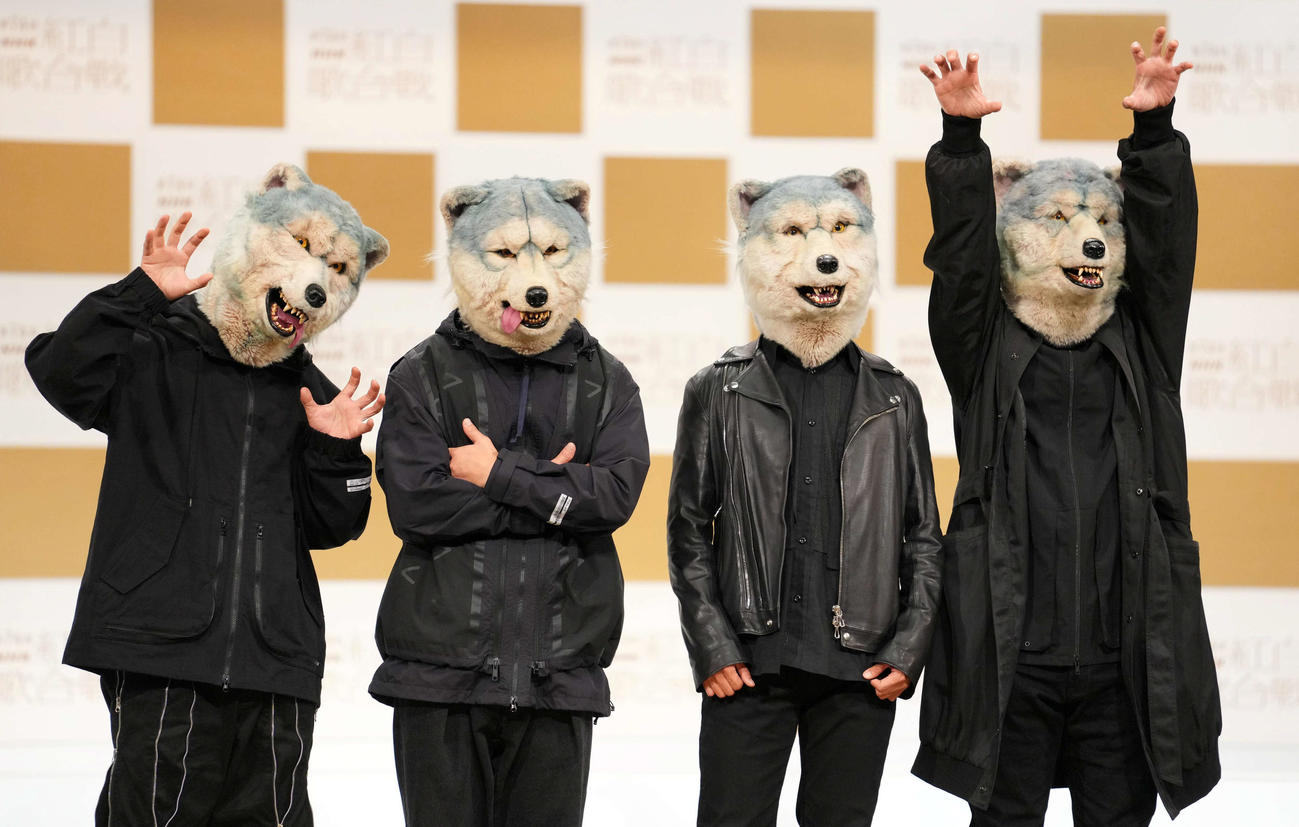 紅白歌合戦初出場が決まりポーズを決めるMAN WITH A MISSION（撮影・横山健太）