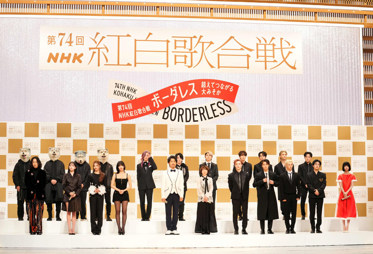 紅白歌合戦初出場が決まった出演者たち。前列左からキタニタツヤ、MISAMO、大泉洋、伊藤蘭、Stray Kids、ano、後列左からMAN WITH A MISSION、Mrs．GREEN APPLE（撮影・横山健太）