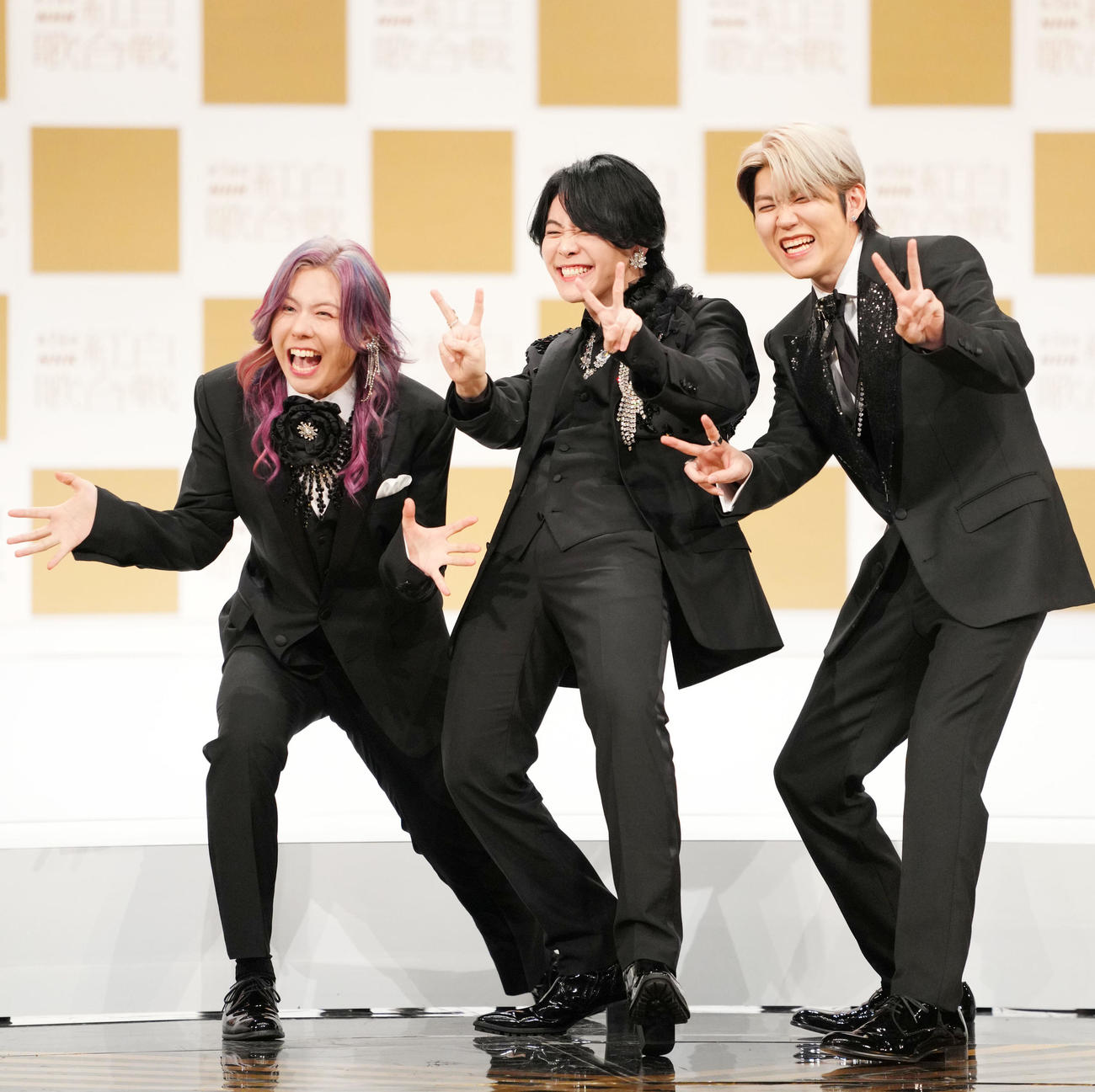 紅白歌合戦初出場が決まり笑顔を見せるMrs．GREEN APPLE。左から藤澤涼架、大森元貴、若井滉斗（撮影・横山健太）