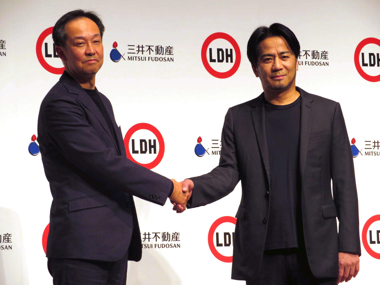 握手を交わす三井不動産の若林瑞穂氏（左）とEXILEのHIRO