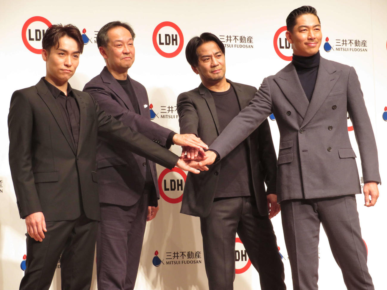 株式会社LDH JAPANと三井不動産株式会社による記者発表会に出席した左からEXILEのTETSUYA、三井不動産の若林瑞穂氏、EXILEのHIRO、AKIRA