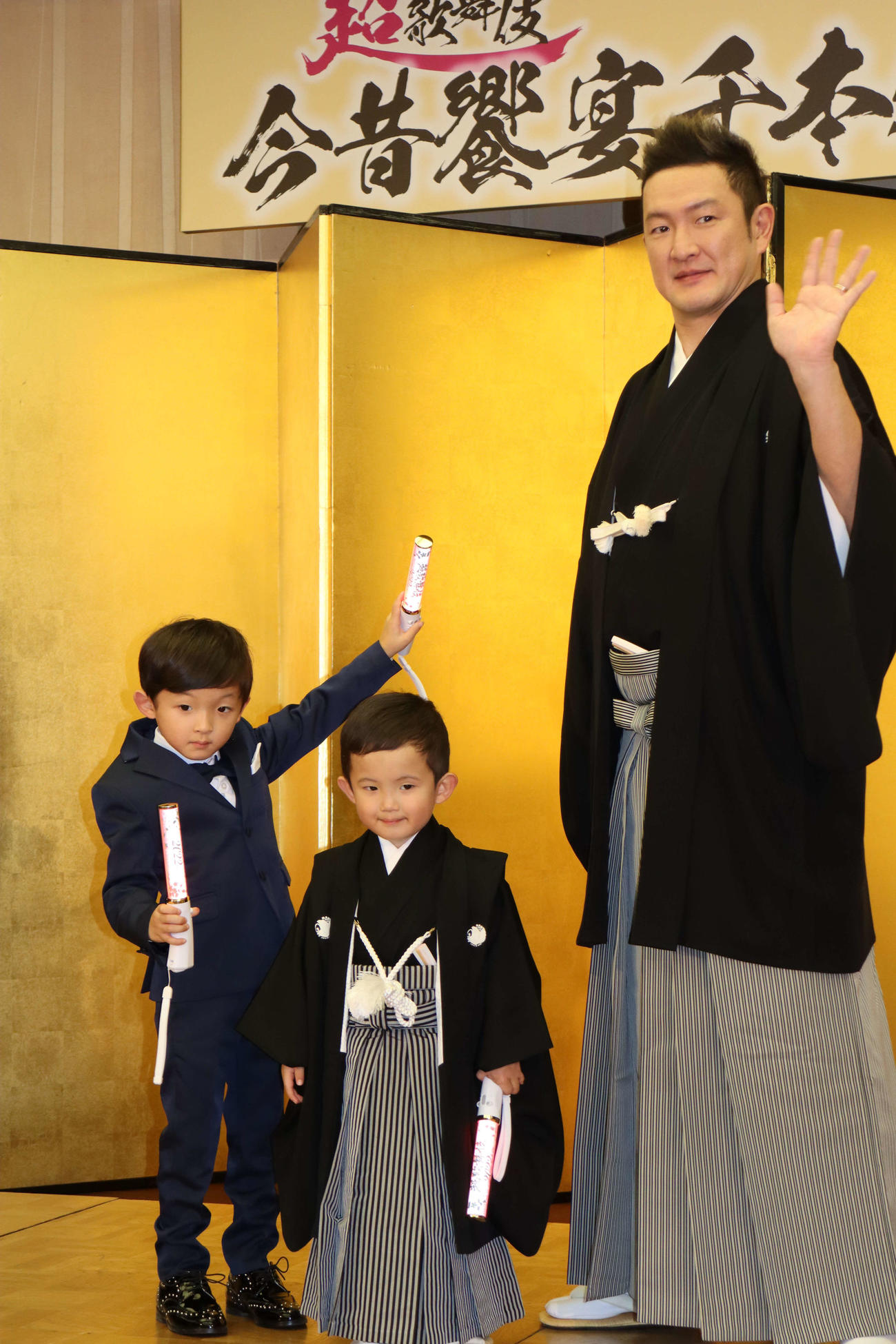 超歌舞伎「今昔饗宴千本桜」の取材会に出席した、左から小川陽喜君、小川夏幹君、中村獅童
