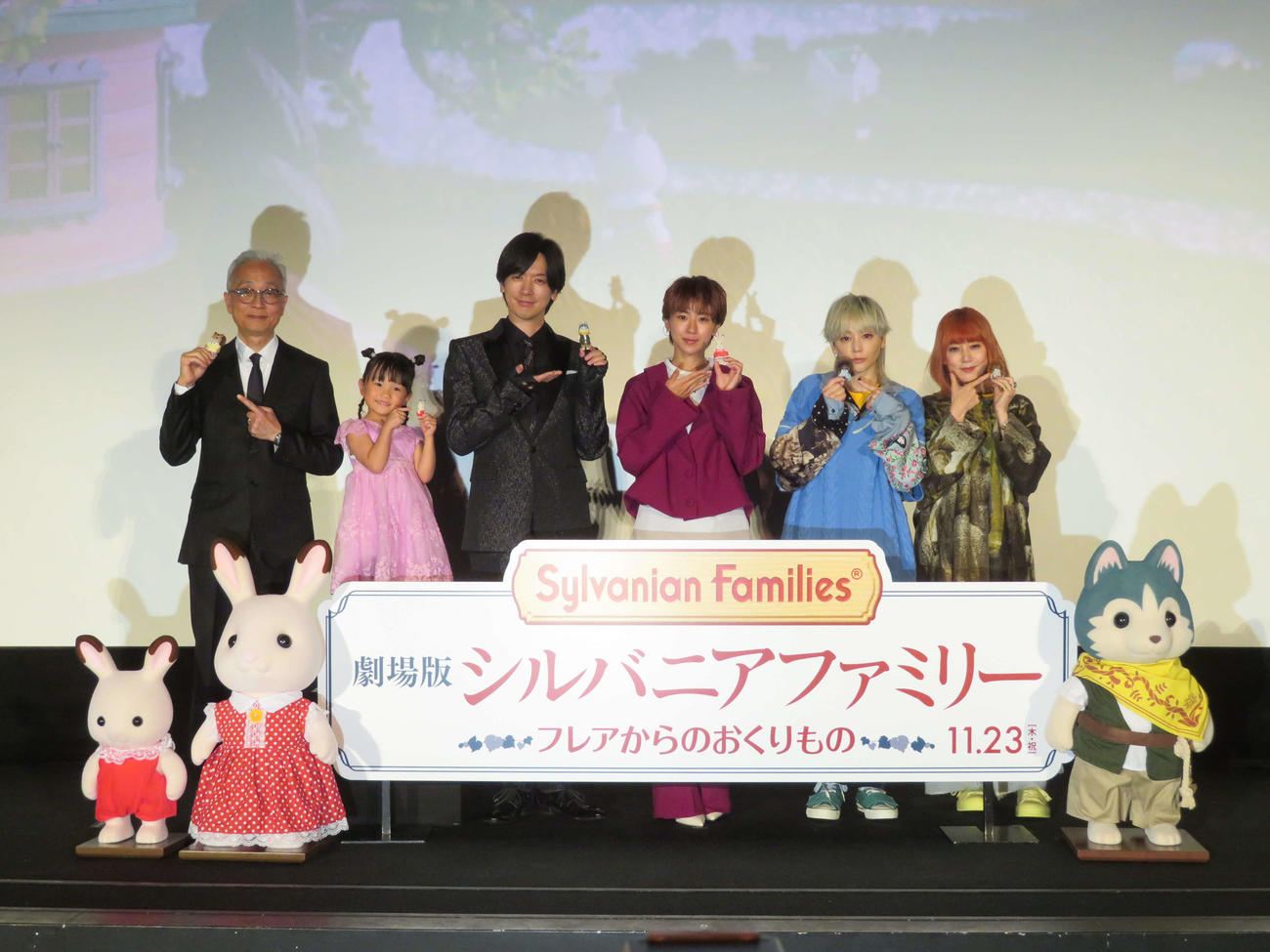 アニメ映画「劇場版　シルバニアファミリー　フレアからのおくりもの」完成披露上映会に登壇した、左から小中和哉監督、村方乃々佳、DAIGO、黒島結菜、PUFFYの吉村由美と大貫亜美（撮影・村上幸将）