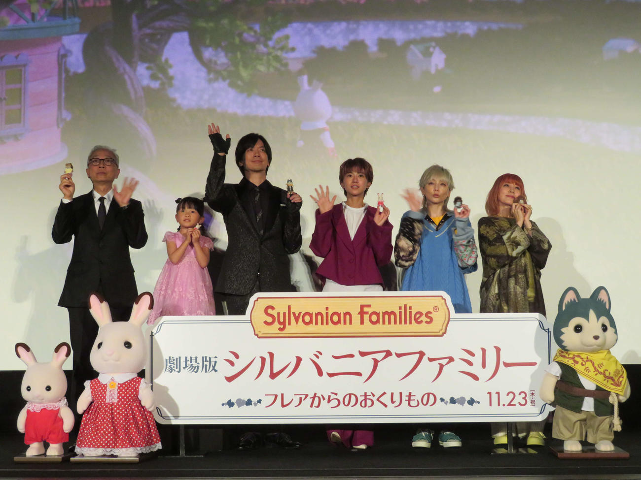 アニメ映画「劇場版　シルバニアファミリー　フレアからのおくりもの」完成披露上映会に登壇した、左から小中和哉監督、村方乃々佳、DAIGO、黒島結菜、PUFFYの吉村由美と大貫亜美（撮影・村上幸将）
