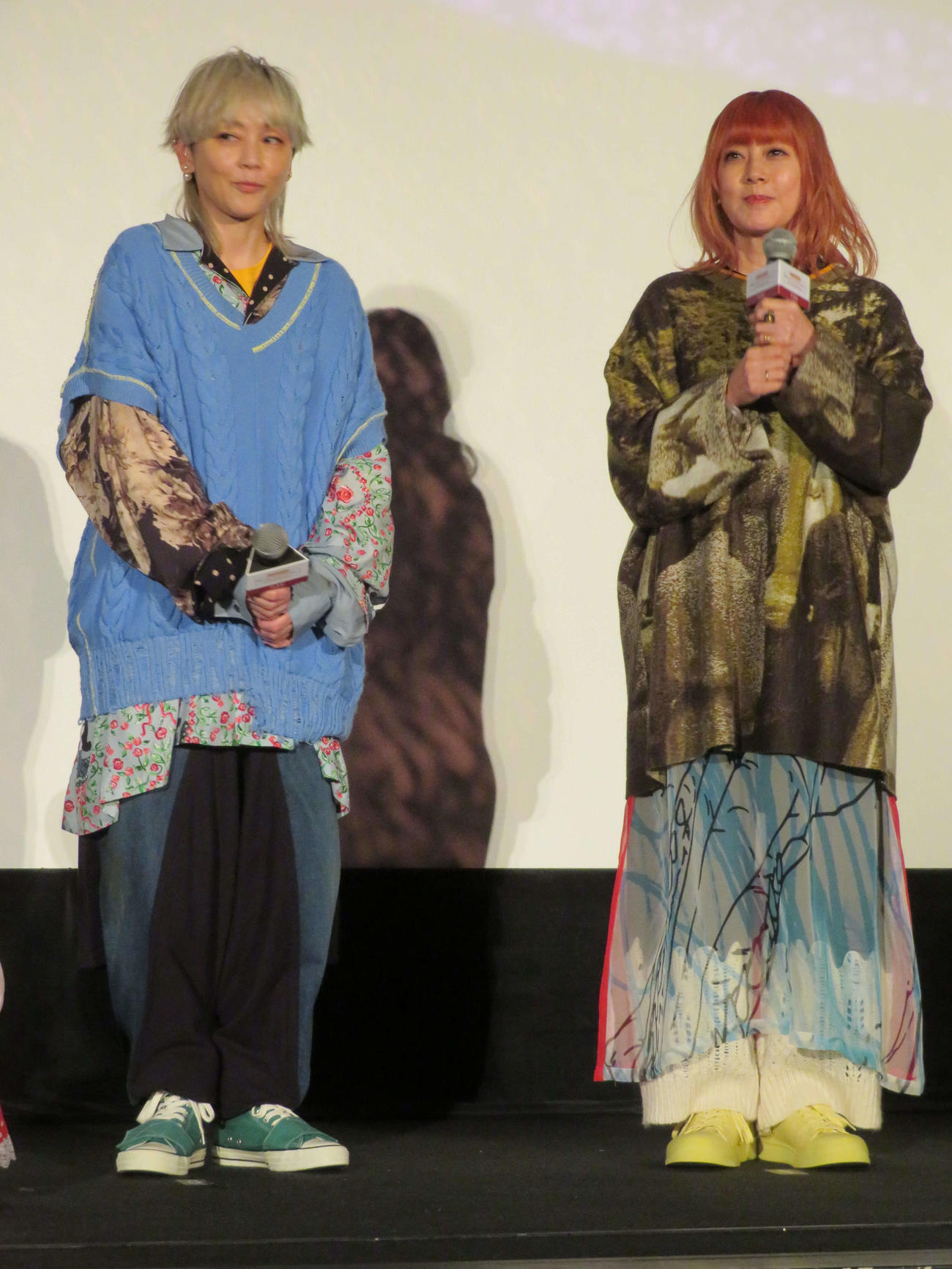 アニメ映画「劇場版　シルバニアファミリー　フレアからのおくりもの」完成披露上映会に登壇した、PUFFYの吉村由美（左）と大貫亜美（撮影・村上幸将）