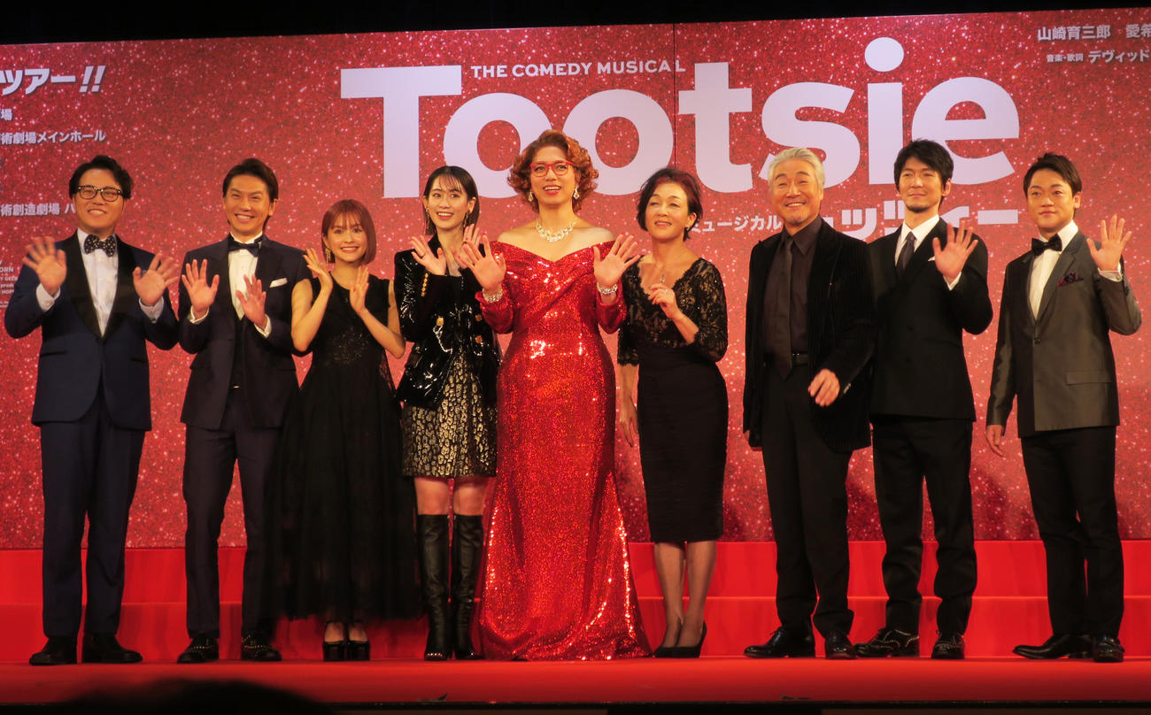 ミュージカル「トッツィー」制作発表会見で。左から、エハラマサヒロ、岡田亮輔、昆夏美、愛希れいか、山崎育三郎、キムラ緑子、羽場裕一、金井勇太、おばたのお兄さん