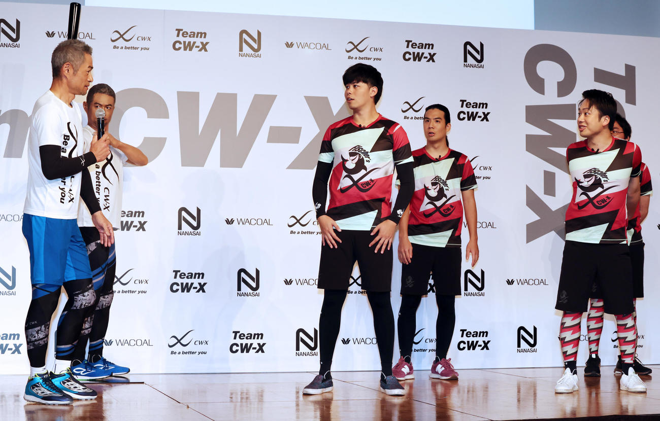 ワコール「Team CW－X」発足キャプテン就任記念発表会でフィッシャーズにストレッチを指導するイチロー氏（撮影・野上伸悟）