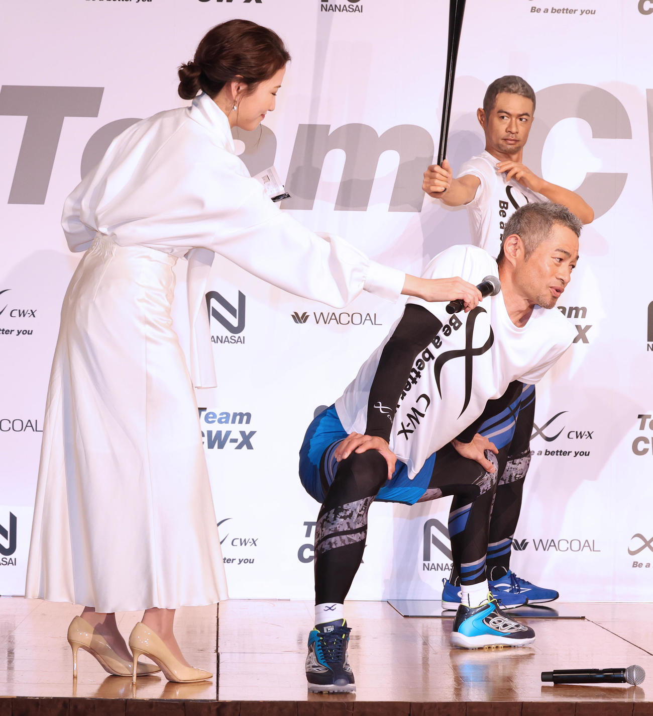 ワコール「Team CW－X」発足イチローさんキャプテン就任記念発表会で、イチロー氏（右）にマイクを向けるMCを務めた三田友梨佳アナウンサー（撮影・野上伸悟）