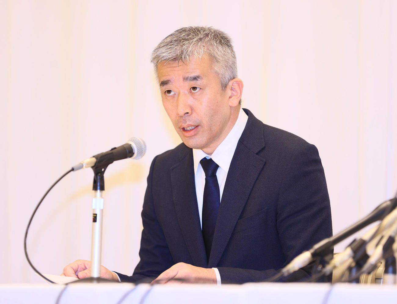 会見する宝塚歌劇団の井場制作部長（撮影・上山淳一）