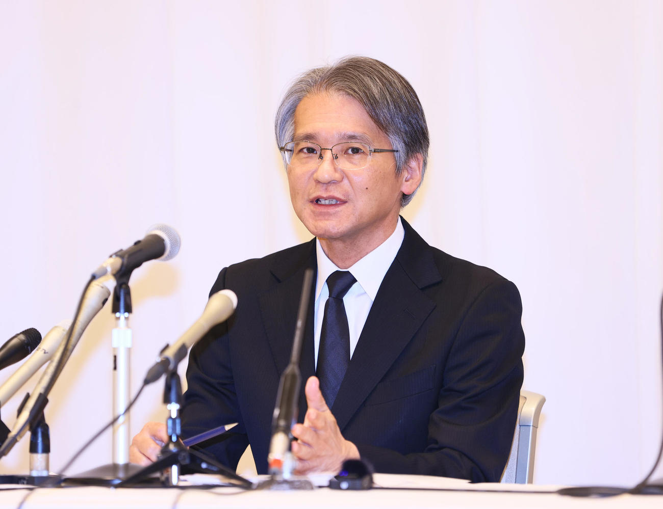 会見する宝塚歌劇団の木場理事長（撮影・上山淳一）
