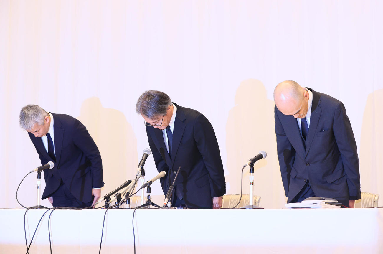 会見する宝塚歌劇団の左から、井場制作部長、木場理事長、村上専務理事（撮影・上山淳一）