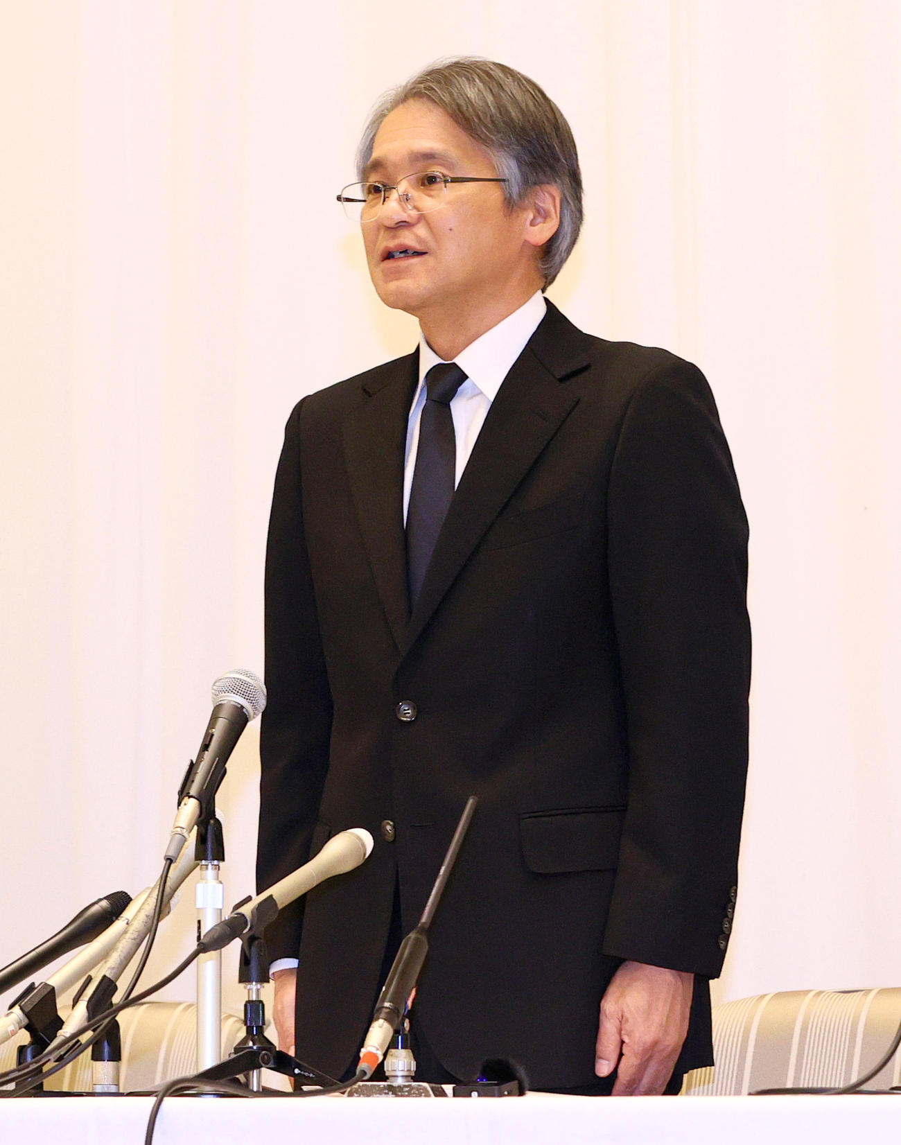 会見する宝塚歌劇団の木場理事長（撮影・上山淳一）