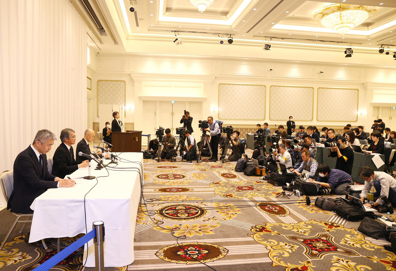 会見する宝塚歌劇団の左から、井場制作部長、木場理事長、村上専務理事（撮影・上山淳一）