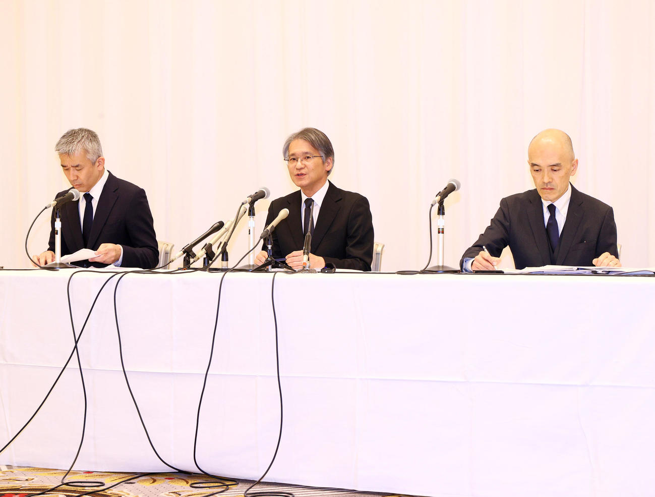 会見する宝塚歌劇団の左から、井場制作部長、木場理事長、村上専務理事（撮影・上山淳一）