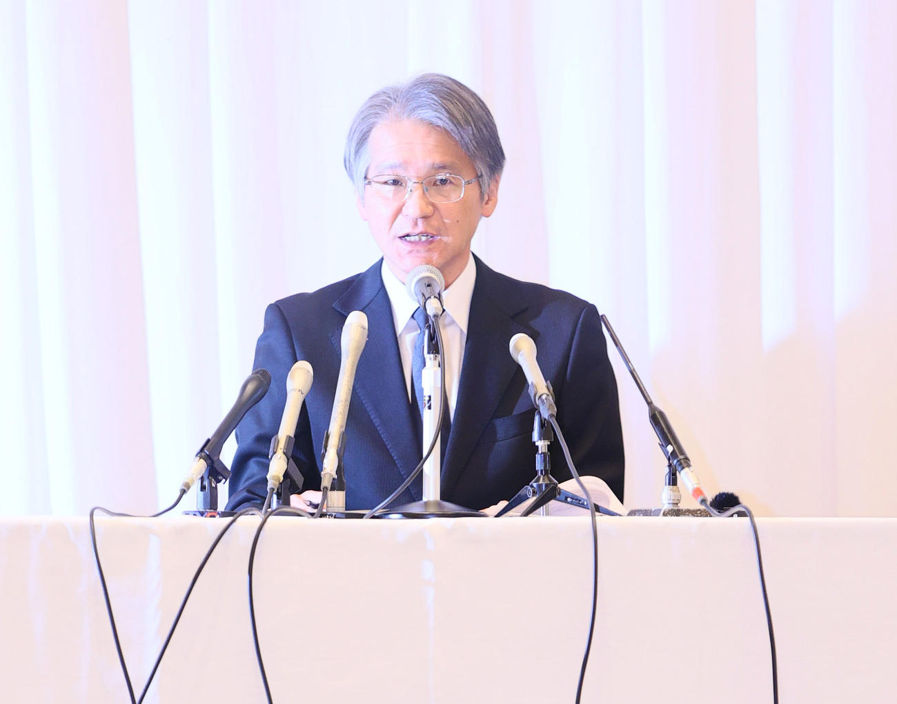会見する宝塚歌劇団の木場理事長（撮影・上山淳一）