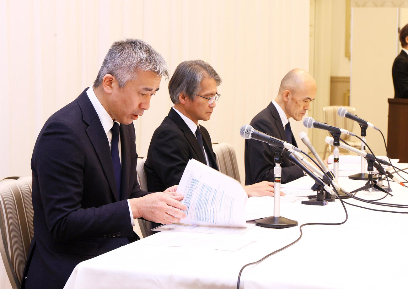調査報告をする宝塚歌劇団の左から、井場制作部長、木場理事長、村上専務理事（撮影・上山淳一）