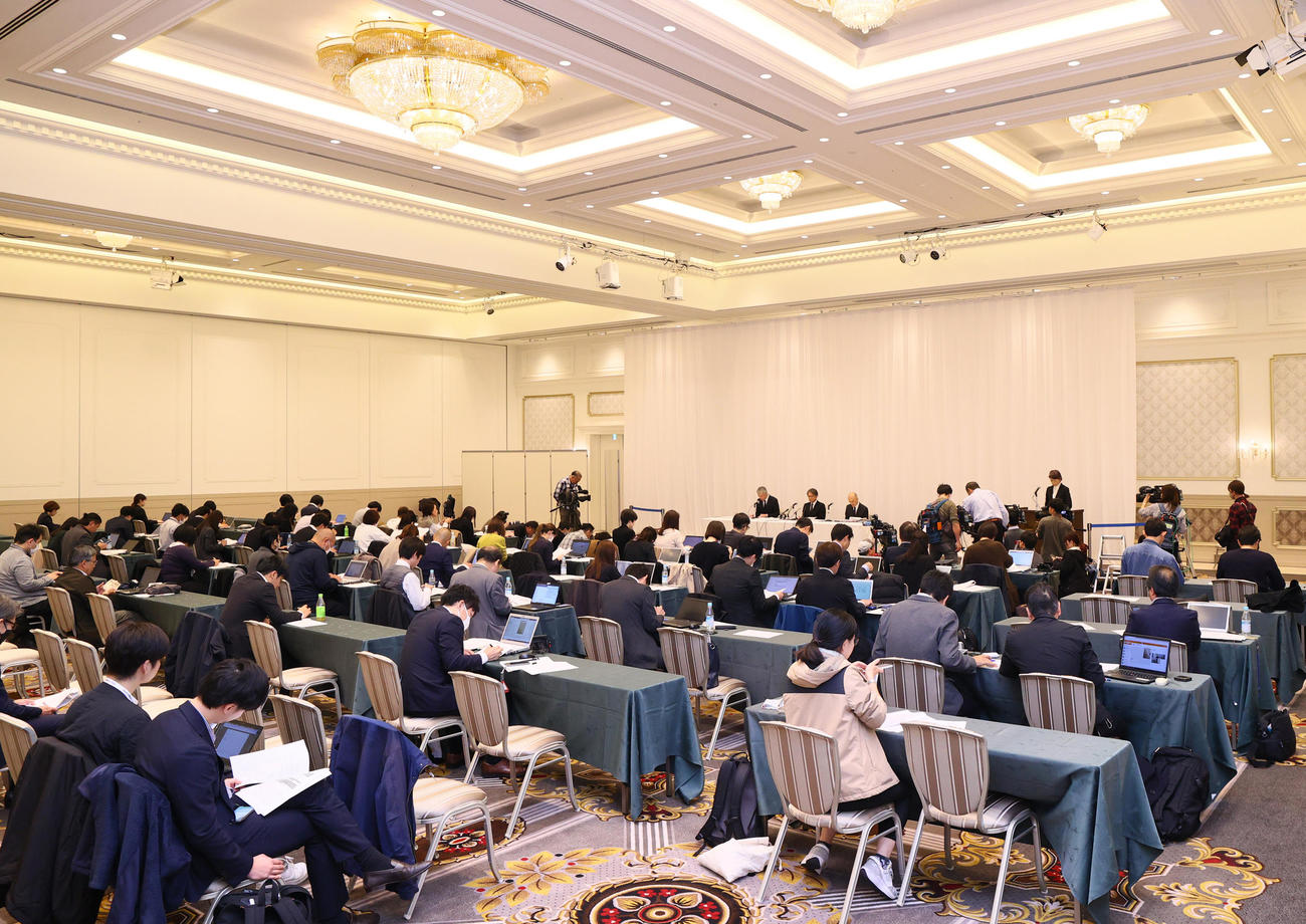 調査報告をする宝塚歌劇団の登壇者（撮影・上山淳一）