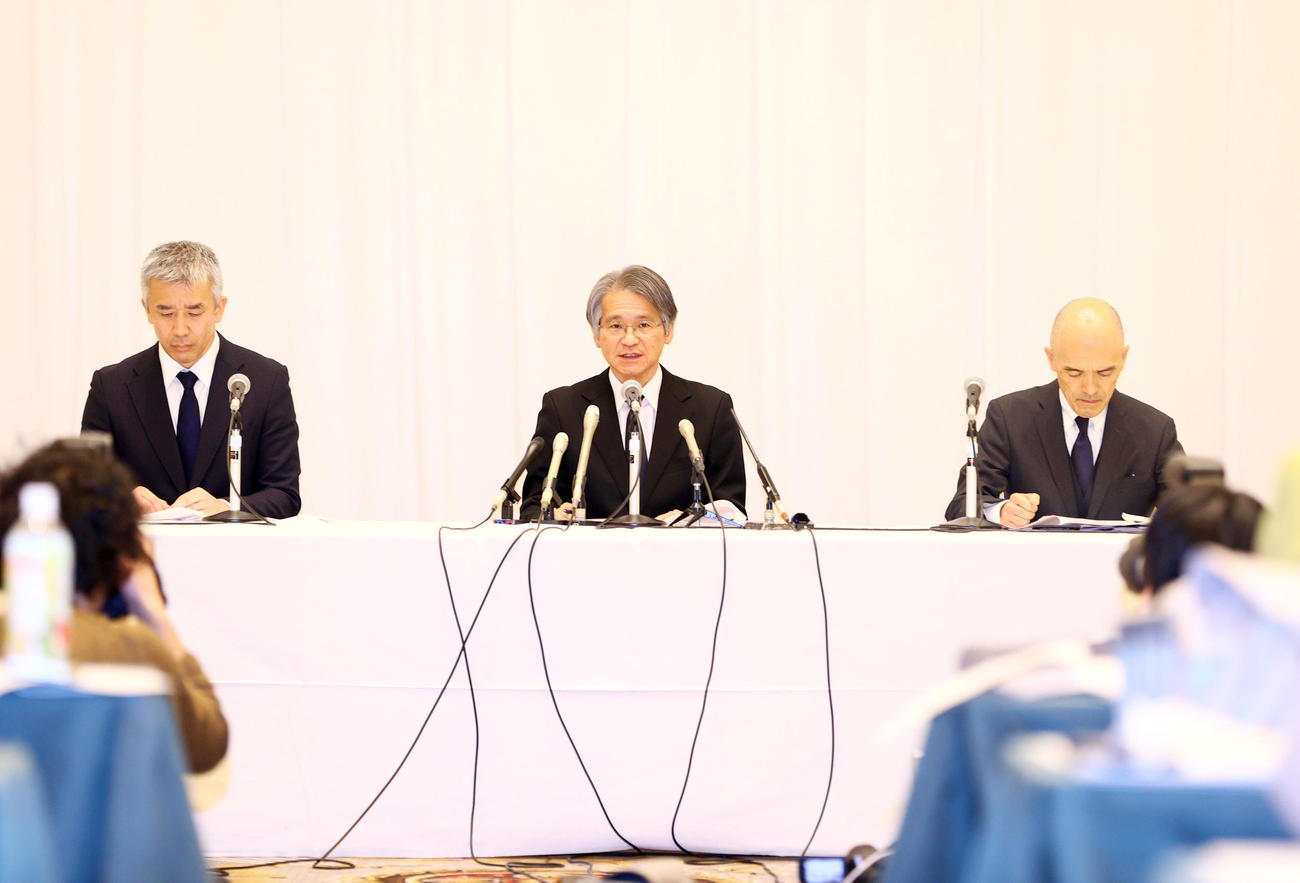 会見する宝塚歌劇団の左から、井場制作部長、木場理事長、村上専務理事（撮影・上山淳一）