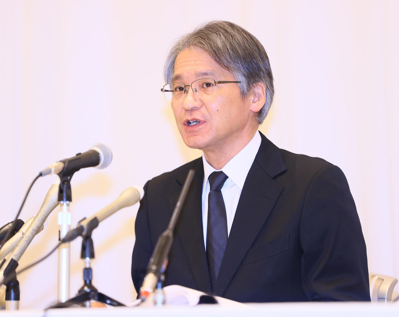 会見する宝塚歌劇団の木場理事長（撮影・上山淳一）