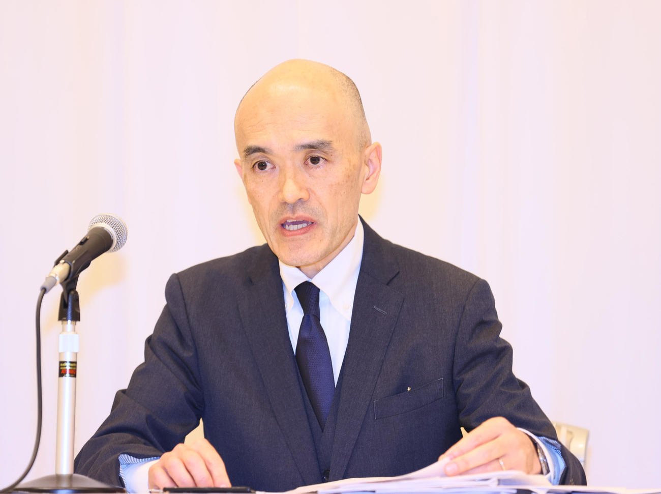 会見する宝塚歌劇団の村上専務理事（撮影・上山淳一）