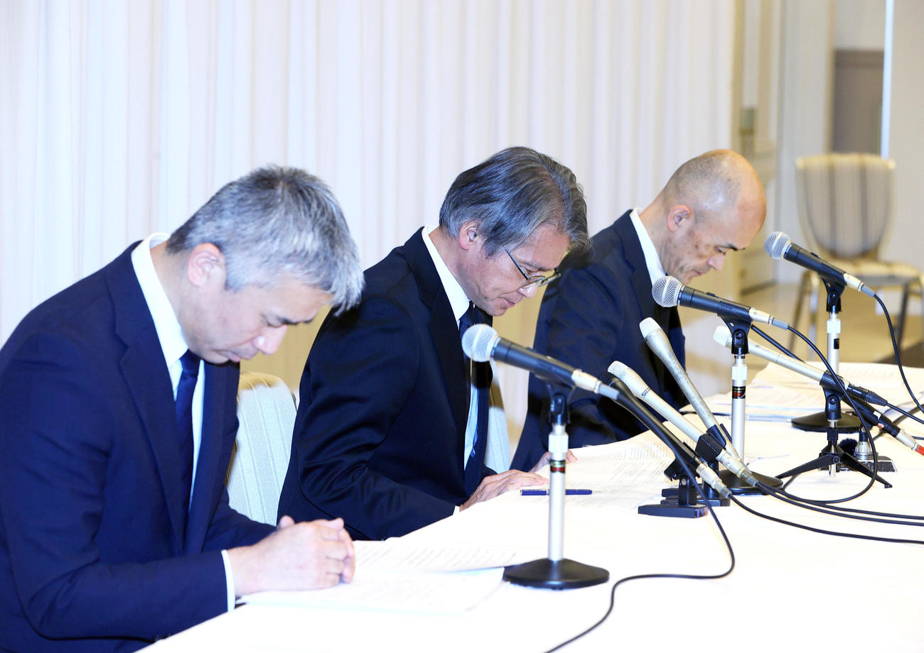 謝罪する宝塚歌劇団の左から、井場制作部長、木場理事長、村上専務理事（撮影・上山淳一）