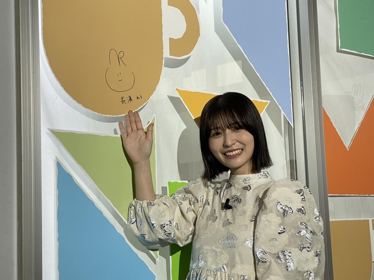 東京2025デフリンピック応援アンバサダーに就任し「みるカフェ」にサインを書いた長濱ねる（撮影・横山慧）