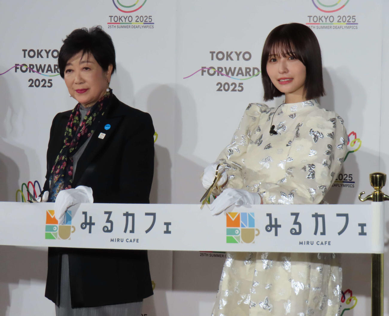 東京2025デフリンピック応援アンバサダーに就任した長濱ねる（右）と小池百合子東京都知事（撮影・横山慧）