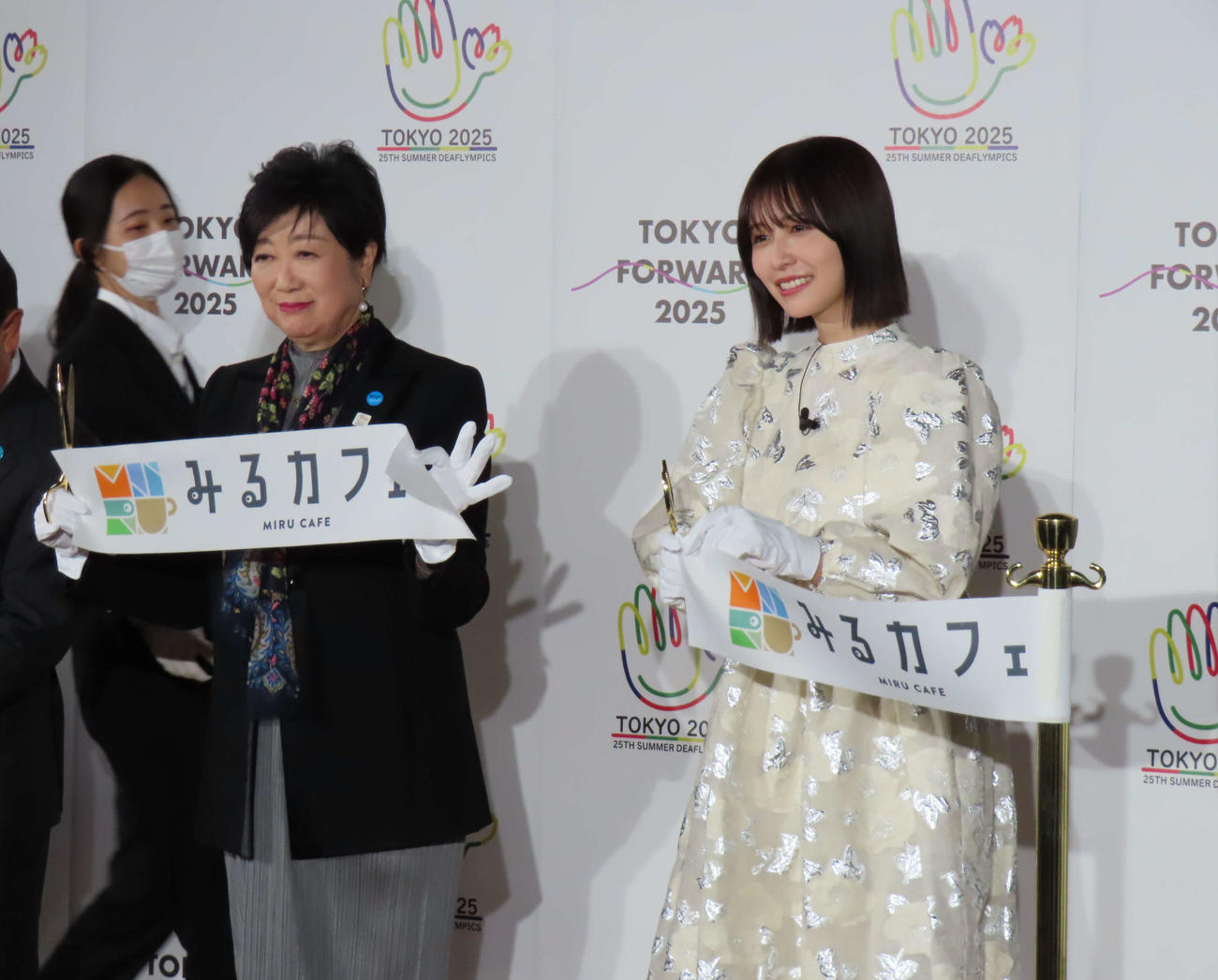 東京2025デフリンピック応援アンバサダーに就任した長濱ねる（右）と小池百合子東京都知事（撮影・横山慧）