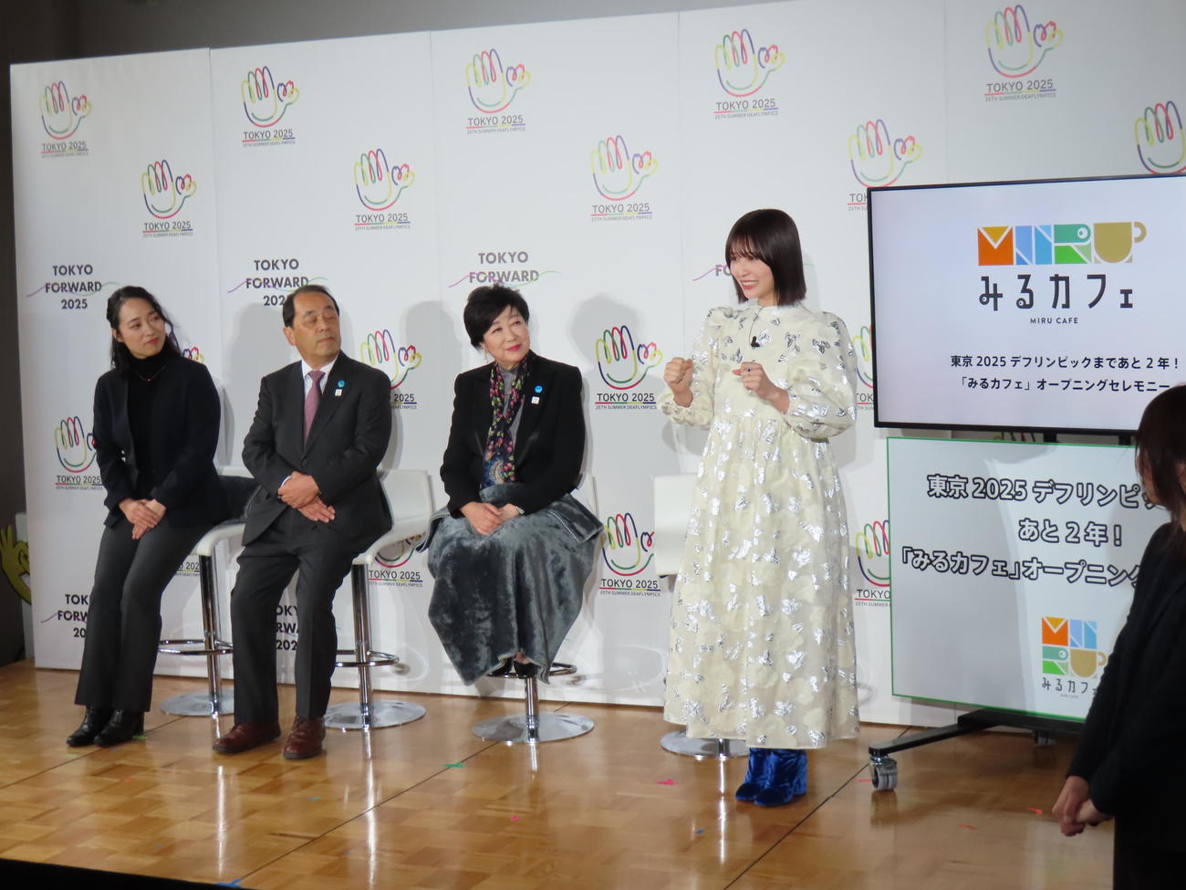 東京2025デフリンピック応援アンバサダーに就任し、手話を使ってあいさつする長濱ねる（右）。左から3人目は小池百合子東京都知事（撮影・横山慧）